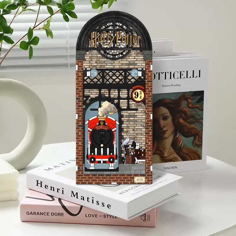 Book Nook Kits 344 Pieces | 10" x 4.3" x 7.1" Platform 9¾: Hogwarts Express Station - DIY Book Nook Kit