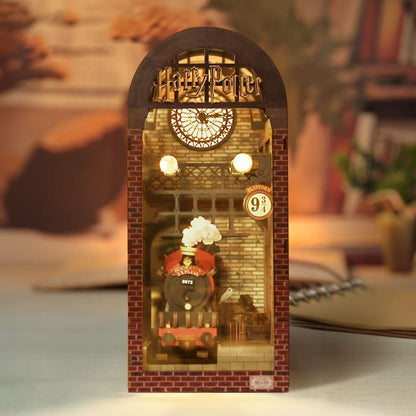 Book Nook Kits 344 Pieces | 25.5×11×18.0cm (10" x 4.3" x 7.1") Harry Potter: Platform 9¾: Hogwarts Express Station - DIY Book Nook Kit